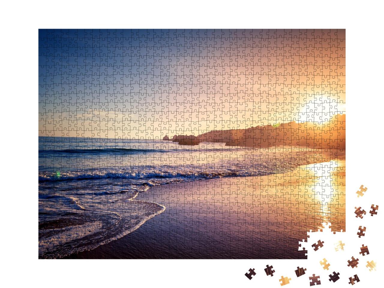 Puzzle de 1000 pièces « Coucher de soleil sur la mer avec plage de sable »