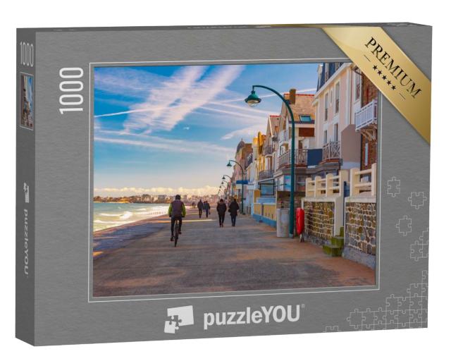 Puzzle de 1000 pièces « Haute digue de pierre à marée basse dans la belle ville portuaire entourée de remparts de Saint-Malo »