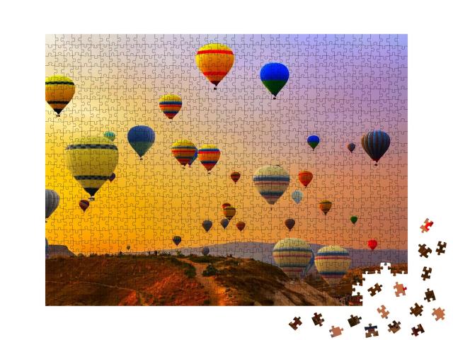 Puzzle de 1000 pièces « Montgolfières atterrissant sur une montagne, Cappadoce, Turquie »