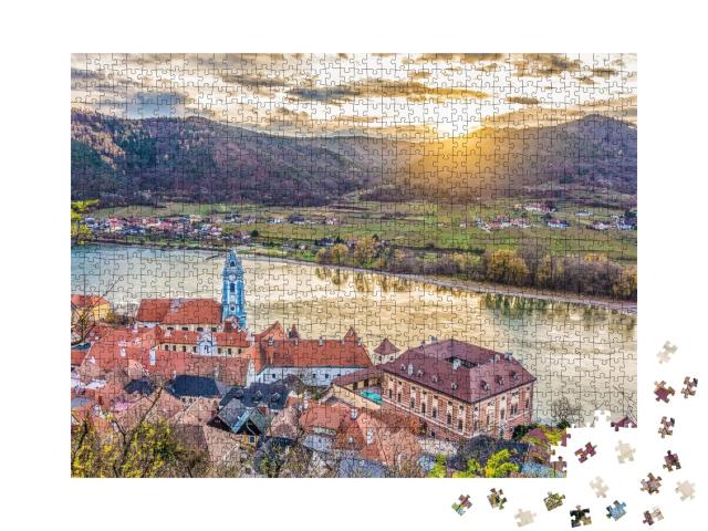 Puzzle de 1000 pièces « Vue panoramique de la vallée de la Wachau avec la ville historique de Durnstein, Autriche »