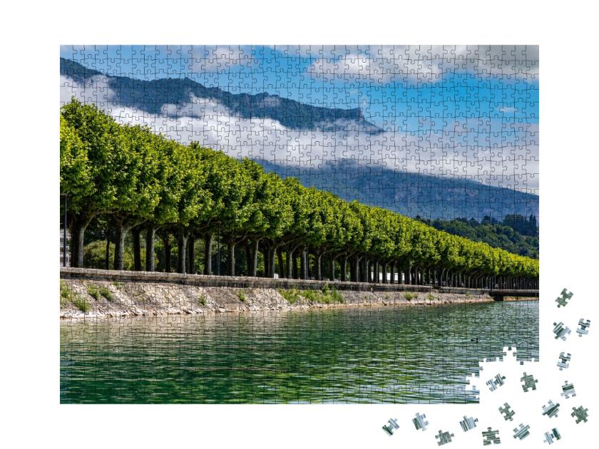 Puzzle de 1000 pièces « Boulevard Du Lac au Grand Port dans la ville d'Aix les Bains dans la région Auvergne-Rhône-Alpes »
