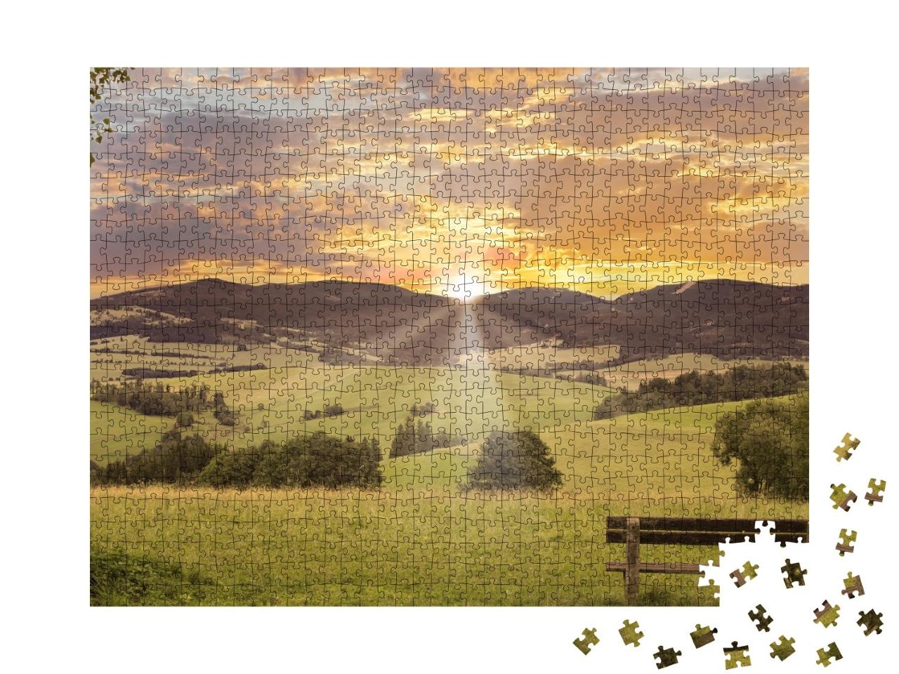 Puzzle de 1000 pièces « Vue sur la vallée, les montagnes et le coucher de soleil »