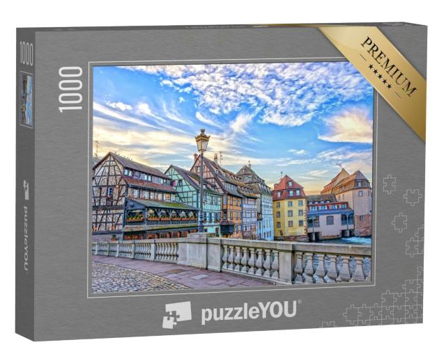 Puzzle de 1000 pièces « Maisons traditionnelles à colombages le long des canaux dans le quartier de la Petite France à Strasbourg »