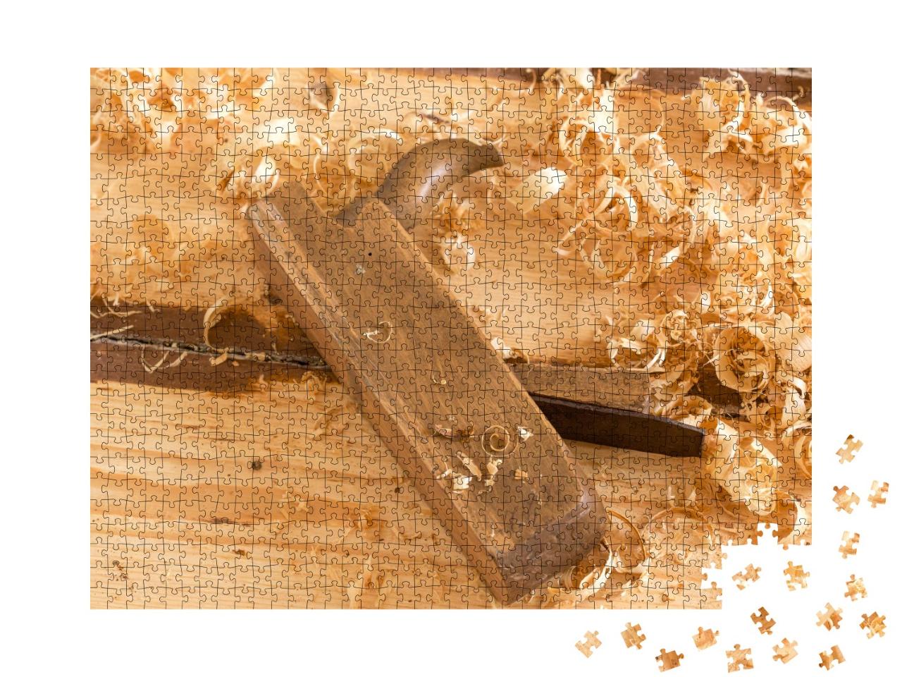 Puzzle de 1000 pièces « Ancien rabot à main en bois mis au rebut pour le travail du bois avec des copeaux de bois. »