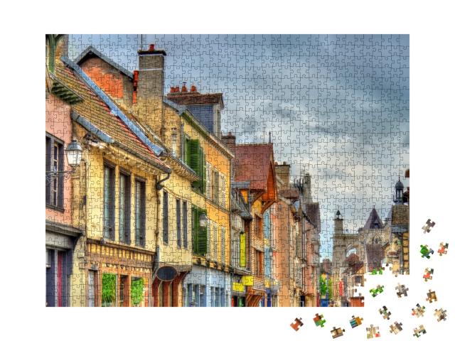 Puzzle de 1000 pièces « Maisons traditionnelles dans une rue de Troyes - France, Aube »