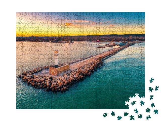 Puzzle de 1000 pièces « Vue aérienne du phare au coucher du soleil à Varna, Bulgarie »