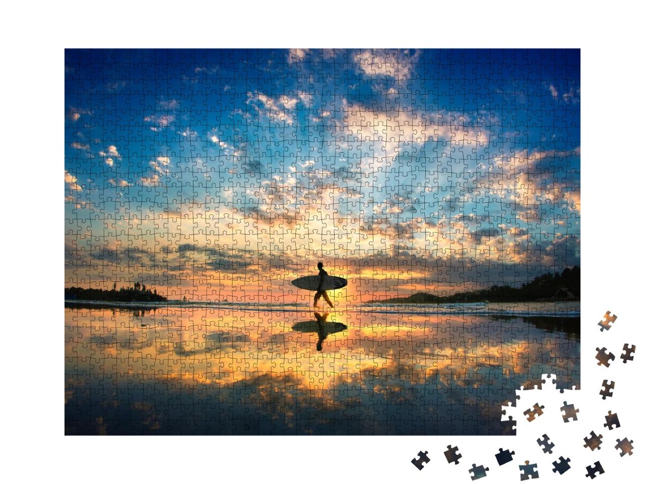 Puzzle de 1000 pièces « Surfeurs sur la plage au coucher du soleil »