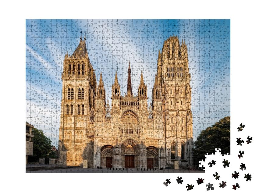 Puzzle de 1000 pièces « Vue de la façade de la cathédrale de Rouen au coucher du soleil. »