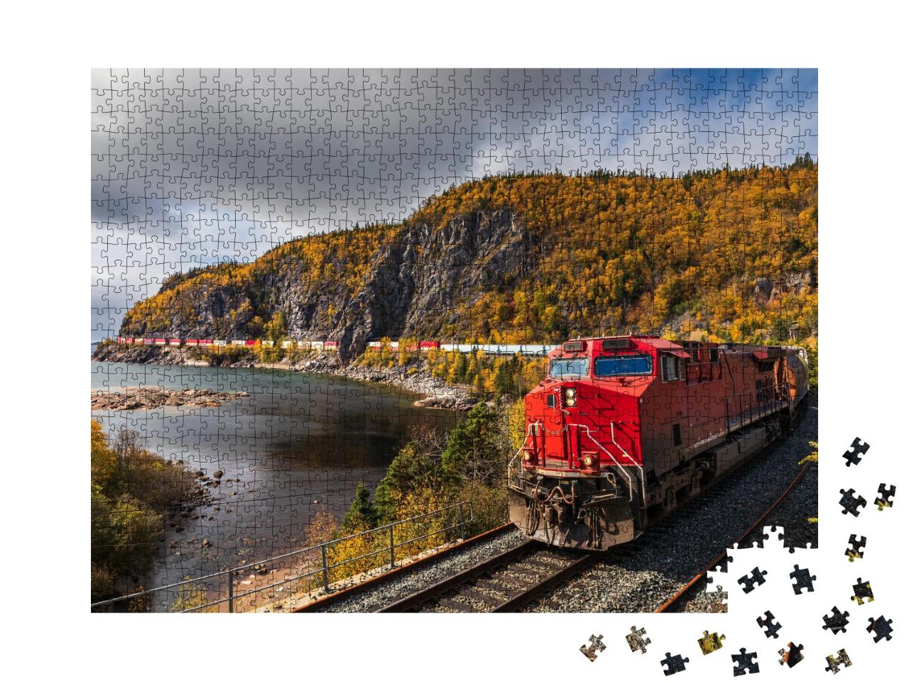 Puzzle de 1000 pièces « Un train de marchandises transporte des conteneurs de fret à travers le paysage »
