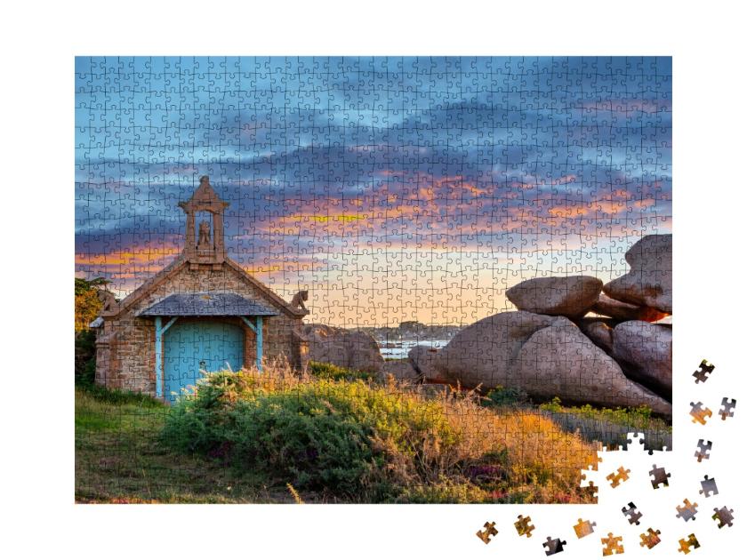Puzzle de 1000 pièces « Chapelle près de Ploumanach au coucher du soleil à Perros-Guirec, Côtes d'Armor, Bretagne, France »