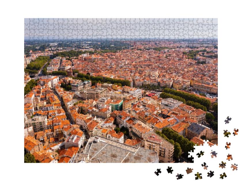 Puzzle de 1000 pièces « Vue aérienne de Perpignan, France. Les toits rouges des immeubles d'habitation sont visibles d'en haut. »