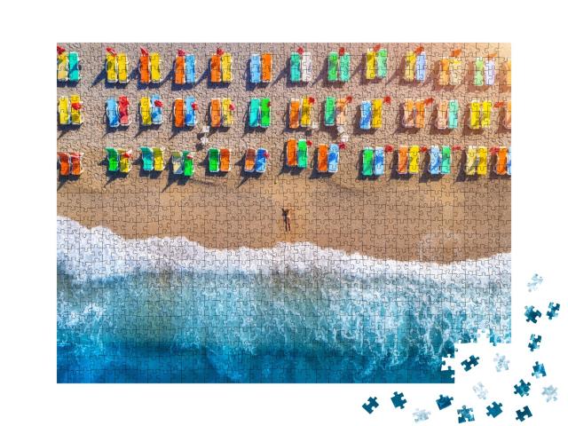 Puzzle de 1000 pièces « Femme à la plage avec des chaises longues colorées, Turquie »