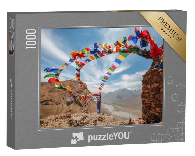 Puzzle de 1000 pièces « Des drapeaux de mantras tibétains typiquement colorés flottent dans le vent, Tibet »