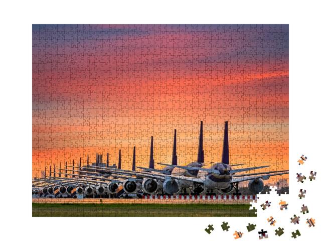 Puzzle de 1000 pièces « Flotte d'avions en stationnement à l'aéroport du soir »
