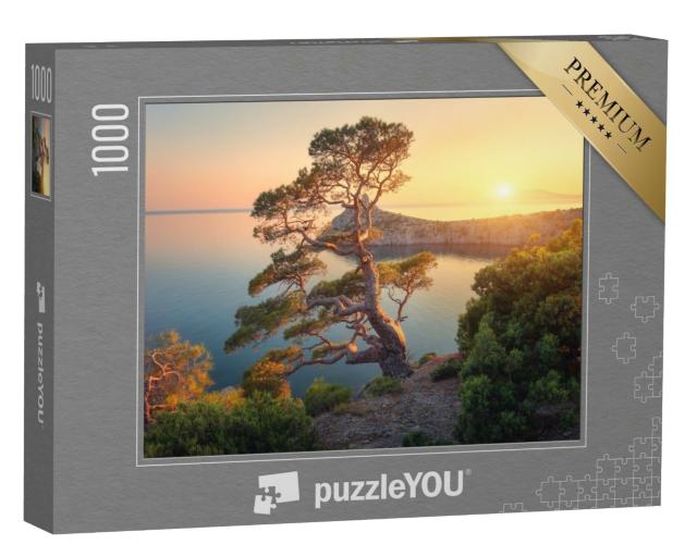 Puzzle de 1000 pièces « Arbre sur une montagne au bord de la mer au coucher du soleil »