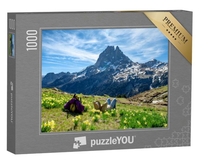 Puzzle de 1000 pièces « une randonneuse qui se repose en regardant le Pic du Midi Ossau dans les Pyrénées françaises »