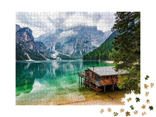 Puzzle de 1000 pièces « Hangar à bateaux au lac Prags Wildsee, Tyrol du Sud, Italie »