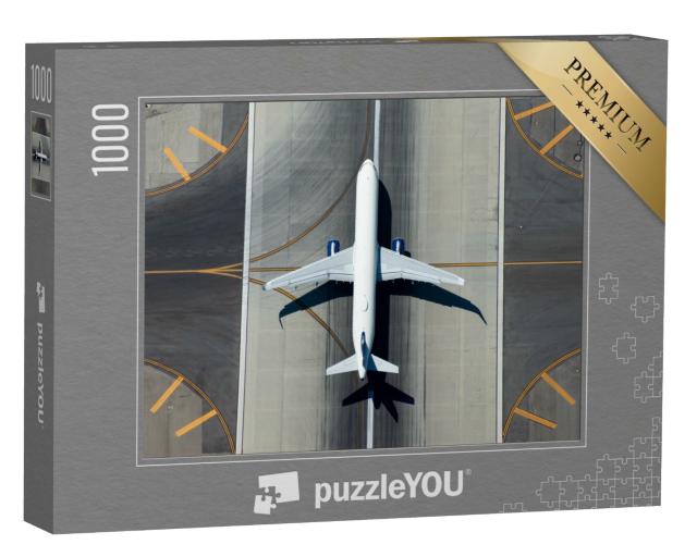 Puzzle de 1000 pièces « Avion à fuselage étroit sur la piste d'atterrissage »