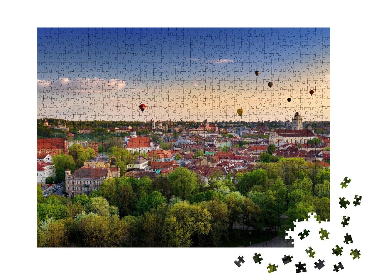 Puzzle de 1000 pièces « Panorama estival de la vieille ville de Vilnius avec des montgolfières colorées »