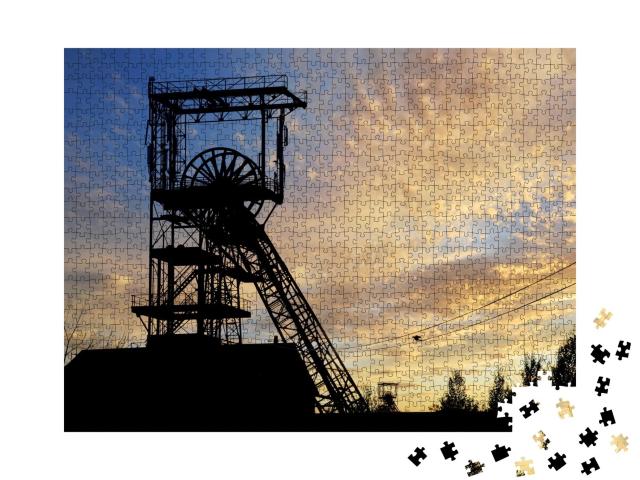 Puzzle de 1000 pièces « Vieux puits de mine désaffecté au coucher du soleil, Sarre »