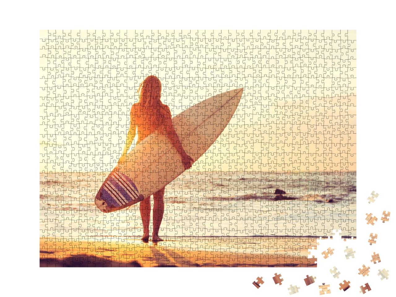 Puzzle de 1000 pièces « Surfeuse sur la plage au coucher du soleil »