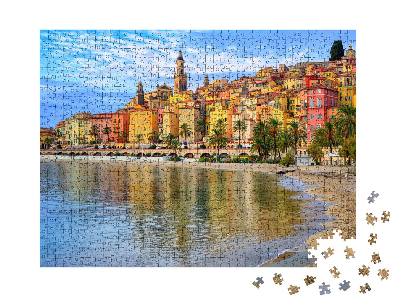 Puzzle de 1000 pièces « Plage de sable en contrebas de la ville de Menton, Côte d'Azur, France »