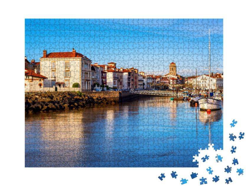 Puzzle de 1000 pièces « Maisons blanches traditionnelles dans la vieille ville et le port de St. Jean de Luz, Pays Basque »