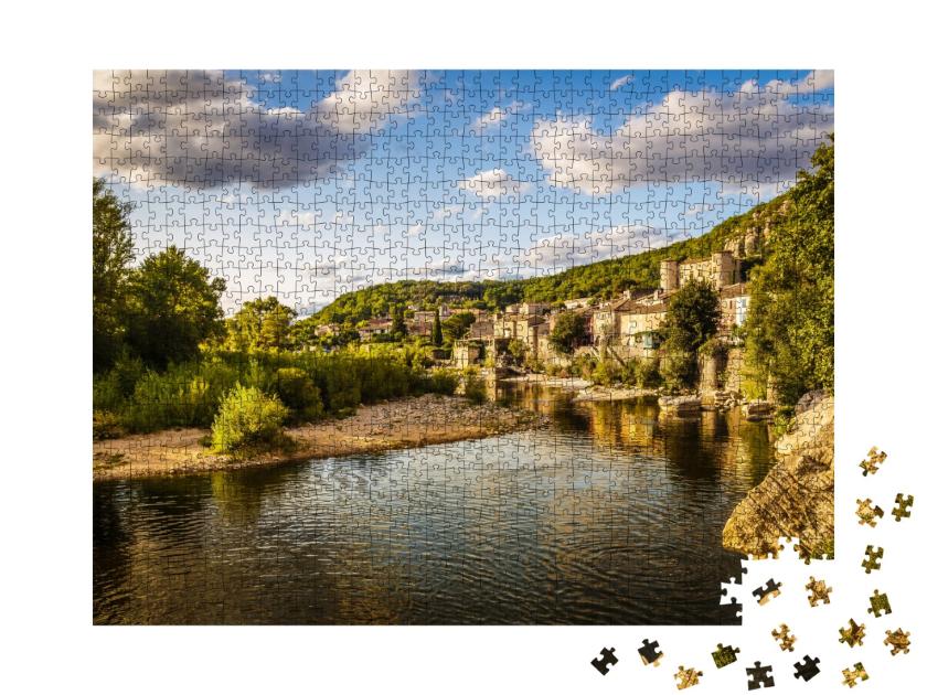 Puzzle de 1000 pièces « La rivière Ardèche et le vieux village de Vogüé au coucher du soleil »