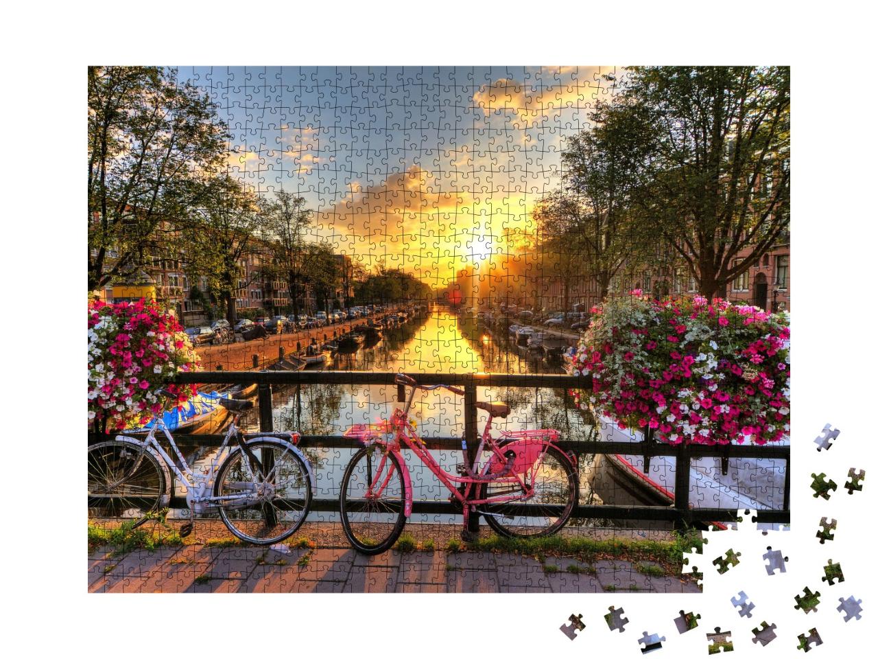 Puzzle de 1000 pièces « Beau lever de soleil sur Amsterdam, avec des fleurs et des vélos sur le pont »
