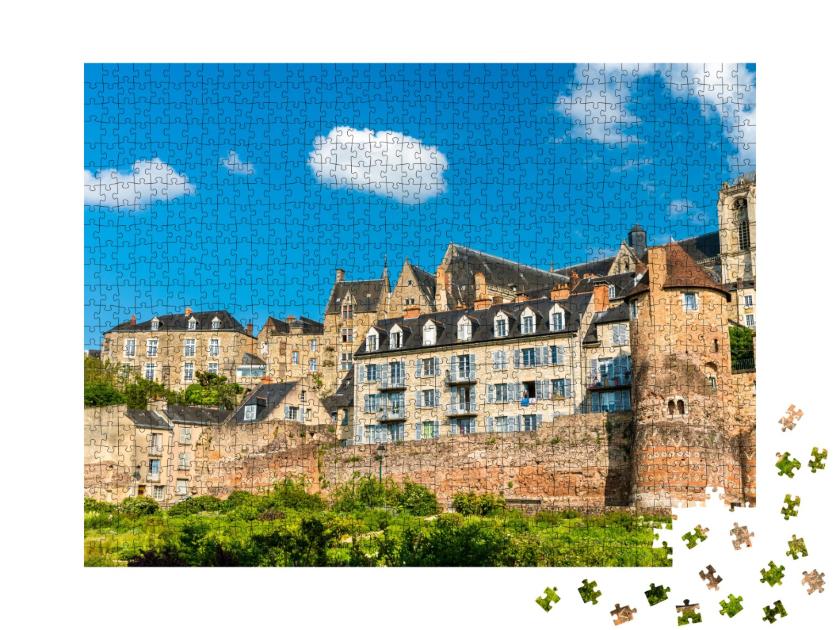 Puzzle de 1000 pièces « Maisons traditionnelles derrière les remparts au Mans - Pays de la Loire, France »