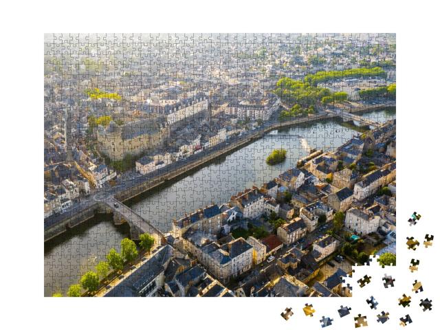 Puzzle de 1000 pièces « Vue aérienne de la vieille ville de Laval, en France, par une journée d'été ensoleillée. »