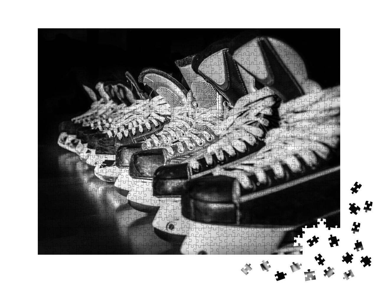 Puzzle de 1000 pièces « Une paire de patins de hockey sur glace dans un vestiaire »