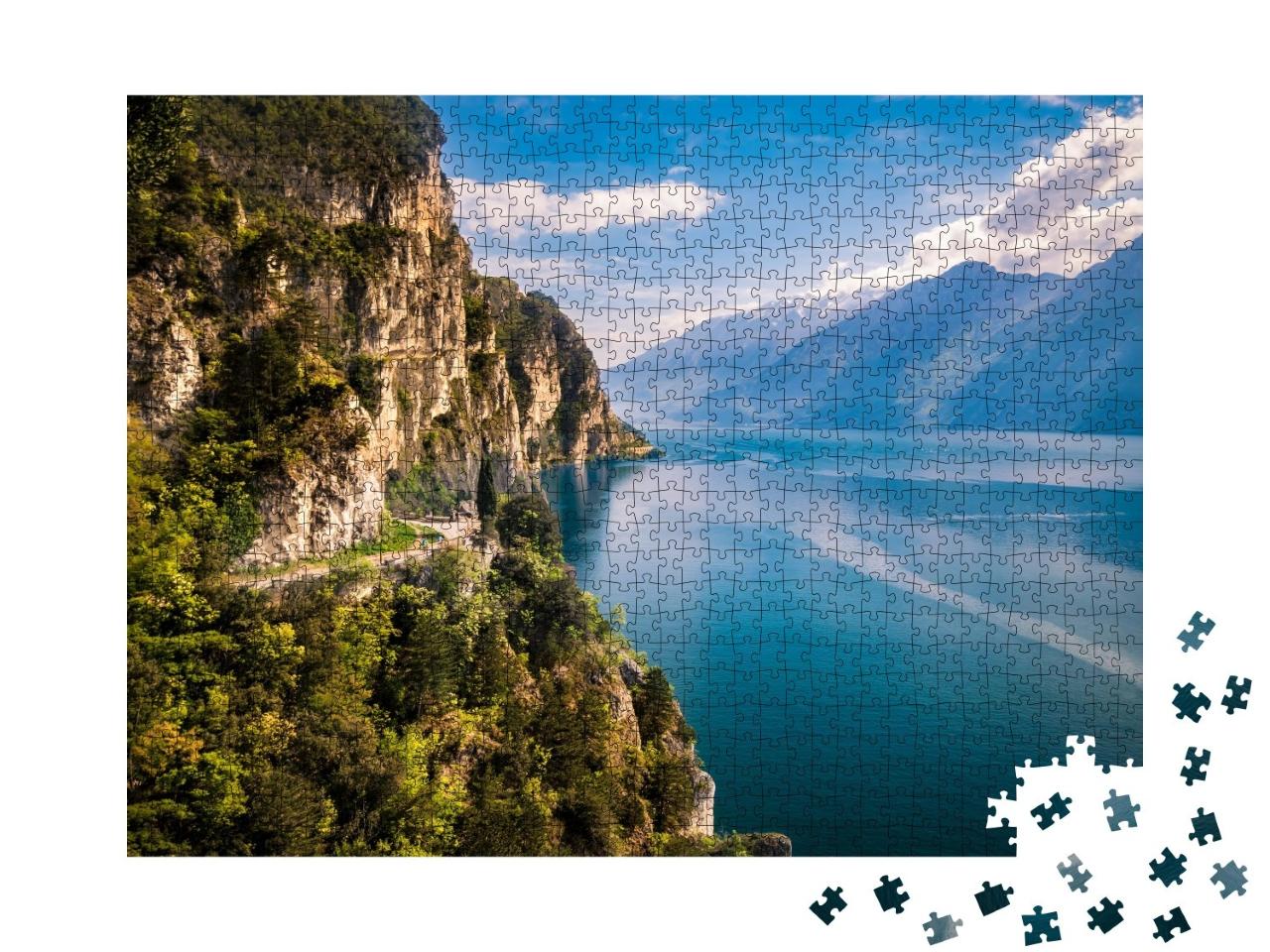 Puzzle de 1000 pièces « De magnifiques montagnes entourent le lac de Garde »