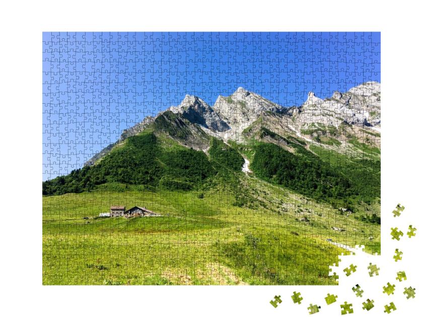 Puzzle de 1000 pièces « Col de Aravis, France : paysage de montagne dans les Alpes françaises »