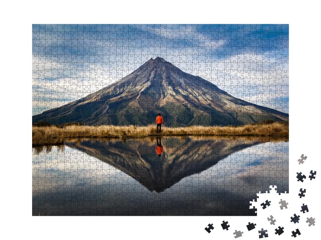 Puzzle de 1000 pièces « Alpiniste sur le volcan Taranaki, Nouvelle-Zélande »