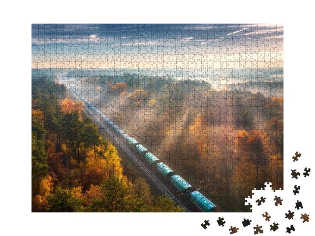 Puzzle de 1000 pièces « Un train de marchandises dans la forêt au lever du soleil, automne »