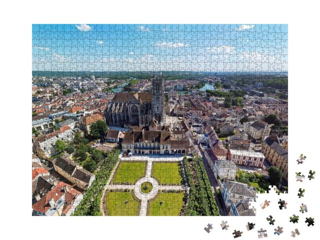 Puzzle de 1000 pièces « Vue aérienne des jardins du palais épiscopal et de la cathédrale Saint-Étienne de Meaux »