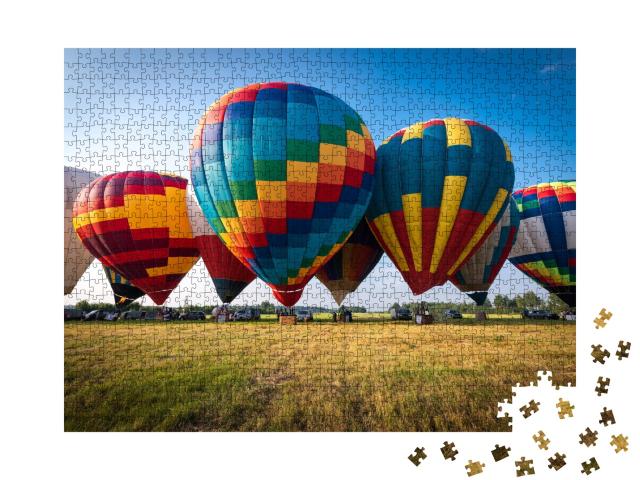 Puzzle de 1000 pièces « Des montgolfières colorées juste avant le décollage »