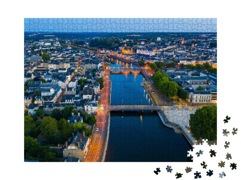 Puzzle de 1000 pièces « Vue aérienne du soir de la ville de Laval et de la rivière Mayenne. France »