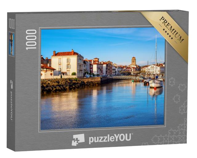 Puzzle de 1000 pièces « Maisons blanches traditionnelles dans la vieille ville et le port de St. Jean de Luz, Pays Basque »