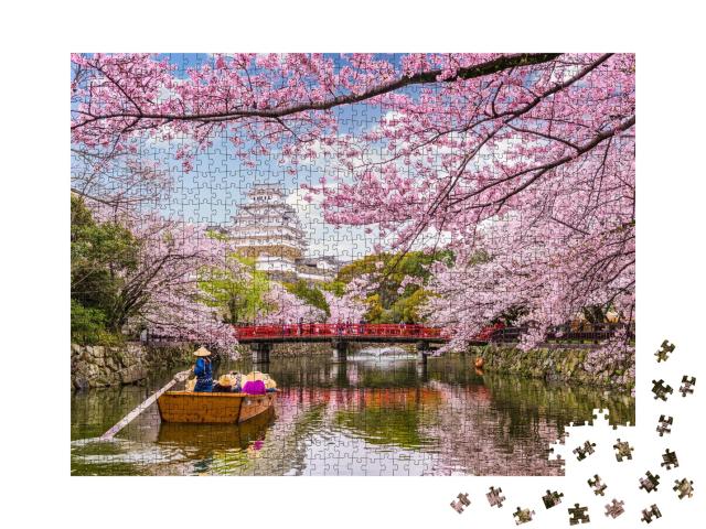 Puzzle de 1000 pièces « Château majestueux surplombant la ville de Himeji pendant la floraison des cerisiers au Japon »