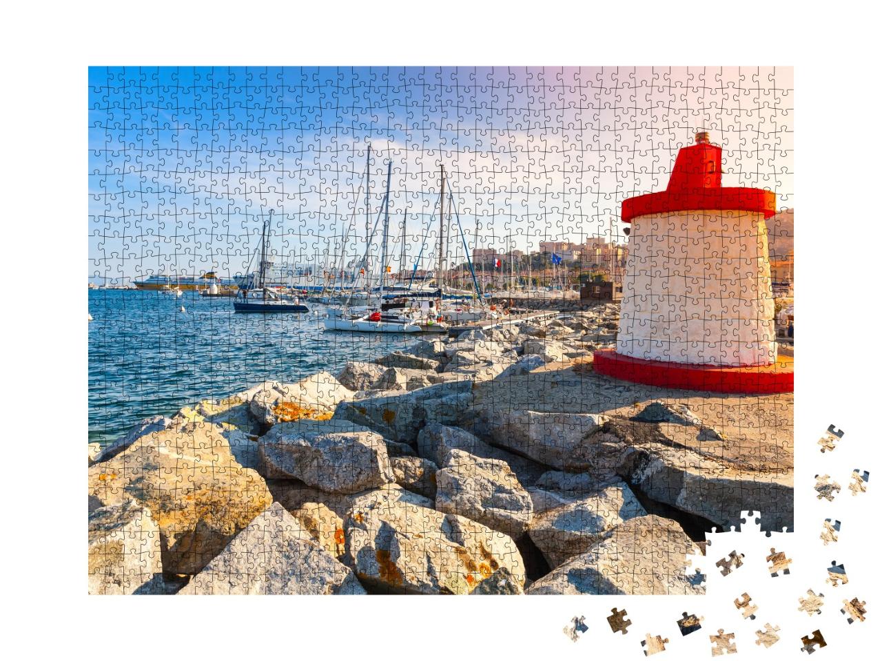 Puzzle de 1000 pièces « Môle du port d'Ajaccio avec le phare rouge et blanc sous le soleil, île de Corse, France »