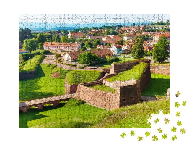 Puzzle de 1000 pièces « Vue de la ville de Belfort avec le célèbre mur de la citadelle »