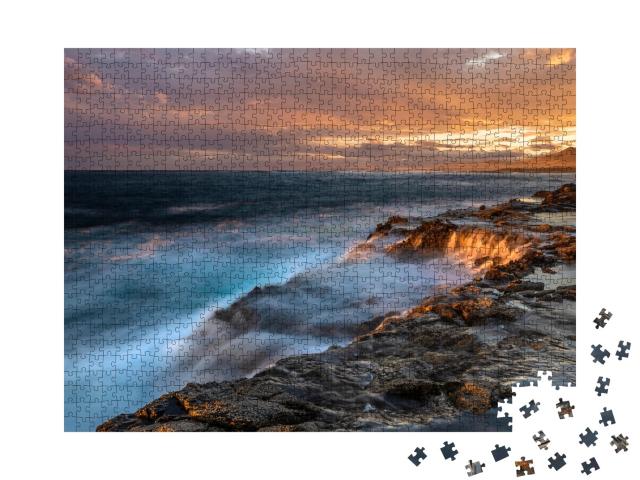 Puzzle de 1000 pièces « Impressionnant coucher de soleil sur les falaises rocheuses de Fuerteventura »