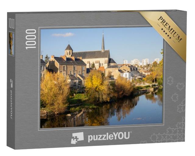 Puzzle de 1000 pièces « Vue sur la rivière Clain à Poitiers. Il y a une église. Journée ensoleillée, photographiée en automne. »
