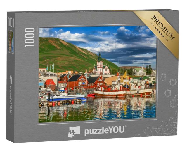 Puzzle de 1000 pièces « Belle vue sur la ville historique de Husavik avec des bateaux de pêche, Islande »