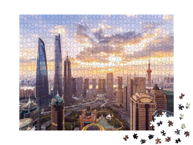 Puzzle de 1000 pièces « Skyline et paysage urbain de Shanghai au coucher du soleil »