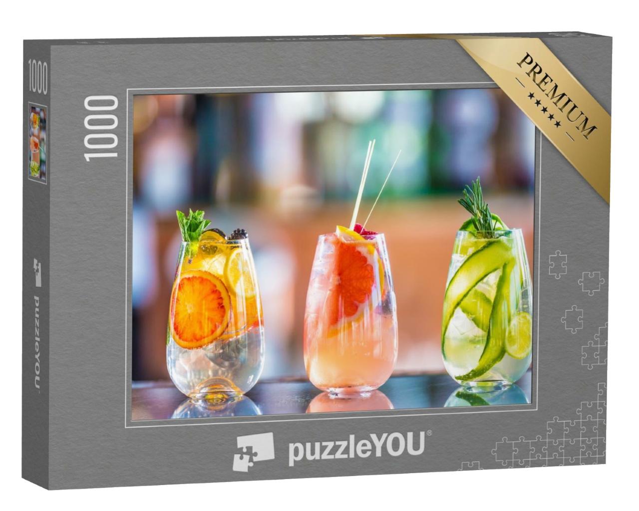 Puzzle de 1000 pièces « Cocktails gin-tonic dans des verres sur le comptoir du bar »