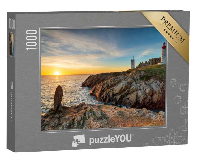 Puzzle de 1000 pièces « Beau coucher de soleil sur le phare de Saint Mathieu sur la côte bretonne près de Brest »