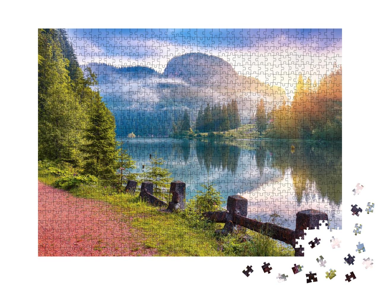Puzzle de 1000 pièces « Vue d'été sur le lac de montagne Lacul Rosu dans les Carpates, Roumanie »